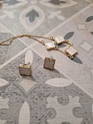 Pulsera y pendientes dorados con blanco