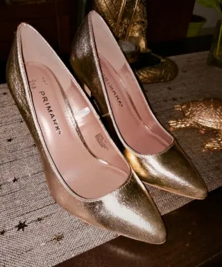 Zapatos de tacón dorados