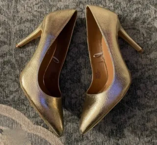 Zapatos de tacón dorados