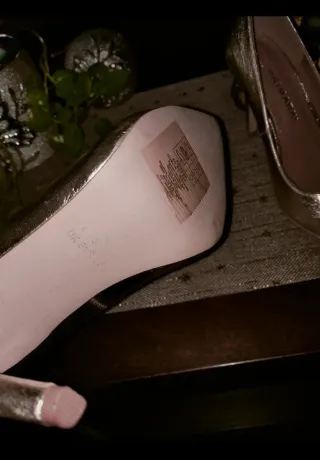 Zapatos de tacón dorados