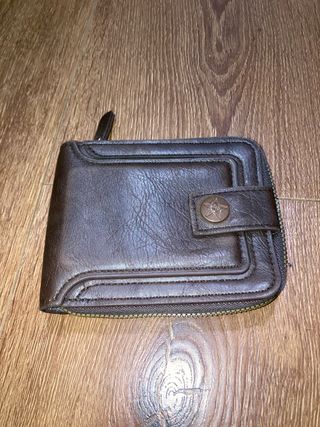 Cartera de cuero marrón con cremallera