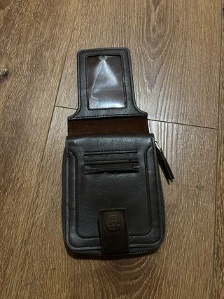 Cartera de cuero marrón con cremallera