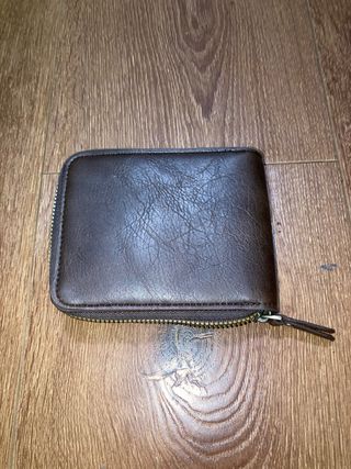 Cartera de cuero marrón con cremallera