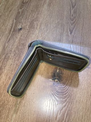 Cartera de cuero marrón con cremallera