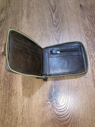 Cartera de cuero marrón con cremallera