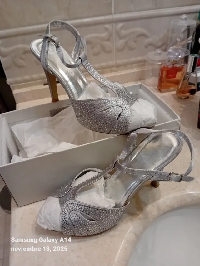 Sandalias de fiesta plateadas con pedrería