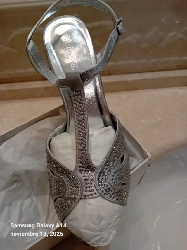 Sandalias de fiesta plateadas con pedrería