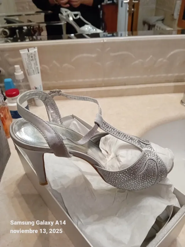 Sandalias de fiesta plateadas con pedrería