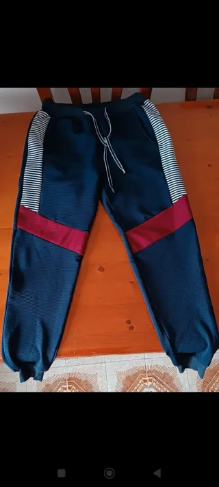 Pantalón chándal hombre azul marino y rojo.