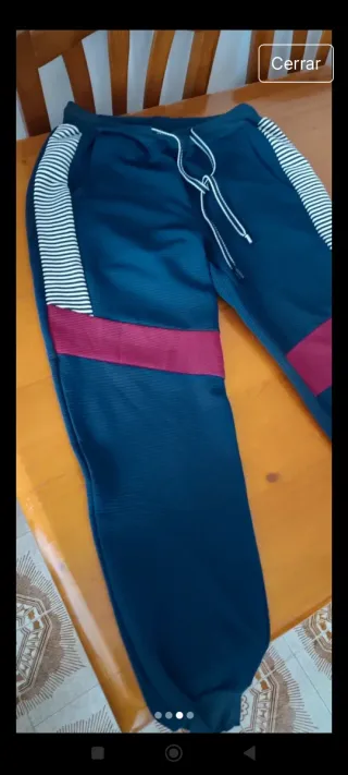 Pantalón chándal hombre azul marino y rojo.