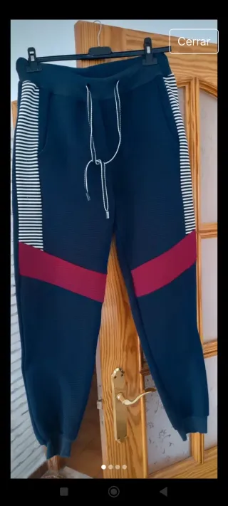 Pantalón chándal hombre azul marino y rojo.