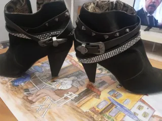 Botines negros ante con tachuelas y strass