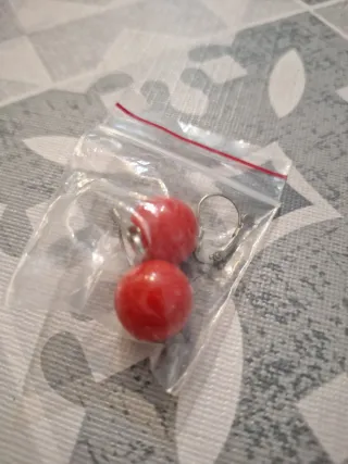 Pendientes rojos con cierre de plata