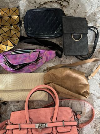 Lote de bolsos: dorado, rosa y negro