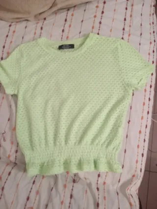 Blusa Bershka verde encaje manga corta