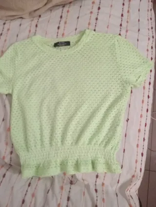 Blusa Bershka verde encaje manga corta