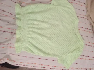 Blusa Bershka verde encaje manga corta