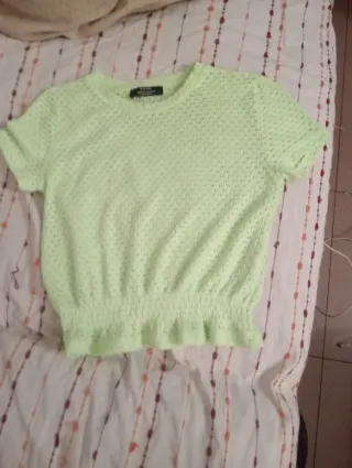 Blusa Bershka verde encaje manga corta