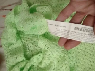 Blusa Bershka verde encaje manga corta