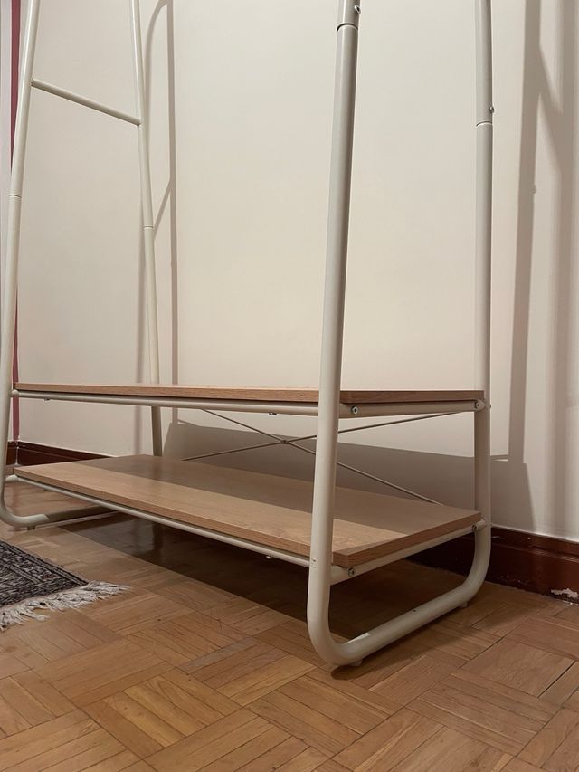 Porta abiti in metallo e legno