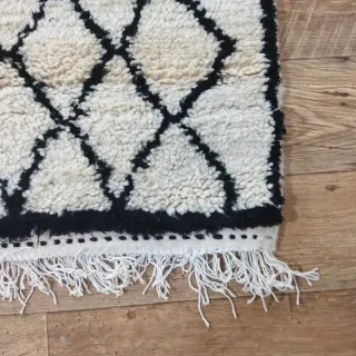 Alfombra Beige y Negra Tejida