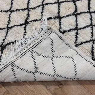 Alfombra Beige y Negra Tejida