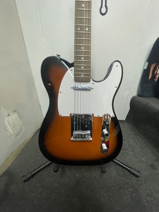 Squier by Fender Telecaster Sunburst.