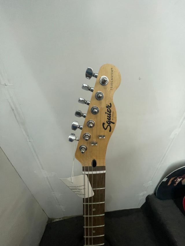 Squier by Fender Telecaster Sunburst.