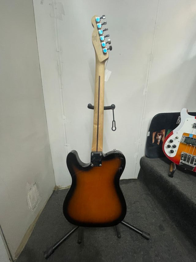 Squier by Fender Telecaster Sunburst.