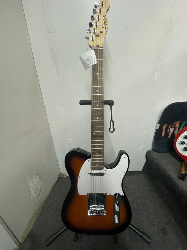 Squier by Fender Telecaster Sunburst.