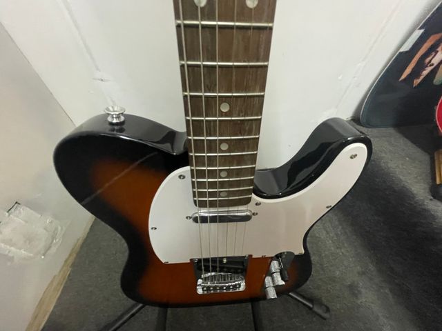 Squier by Fender Telecaster Sunburst.