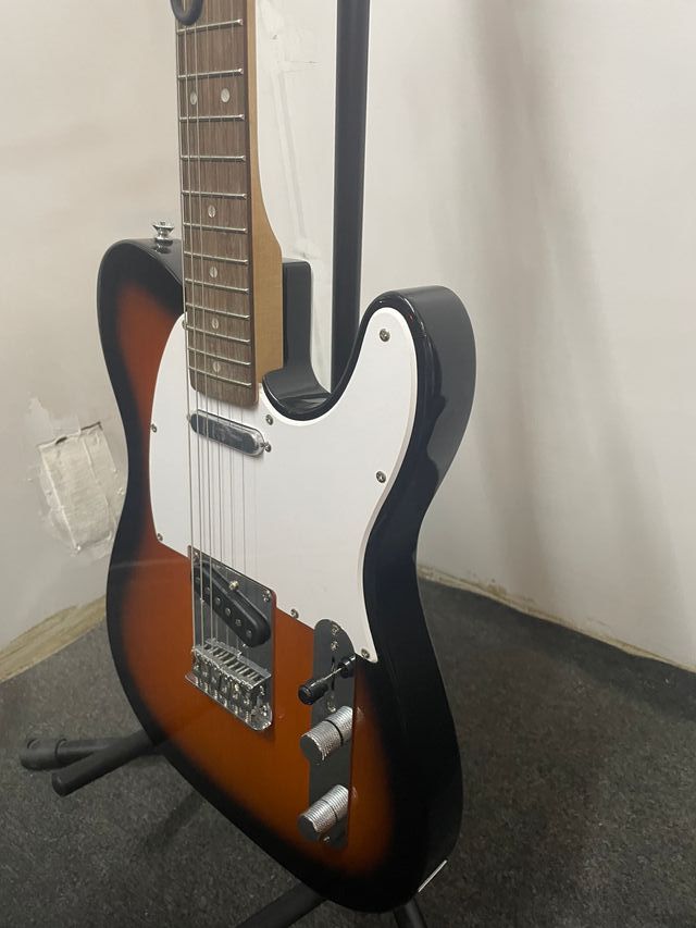 Squier by Fender Telecaster Sunburst.