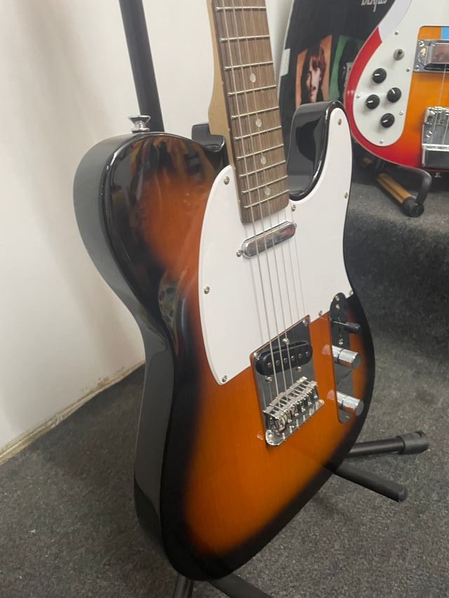 Squier by Fender Telecaster Sunburst.