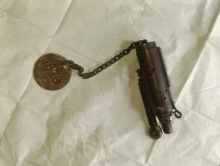 Mechero antiguo con cadena y medallón 1828