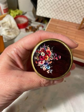 Tavolino miniatura legno scuro con fiori