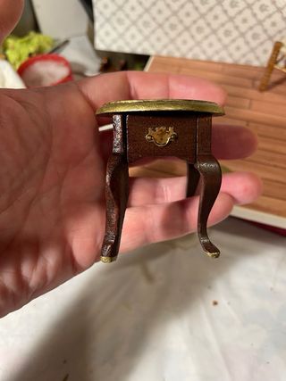 Tavolino miniatura legno scuro con fiori