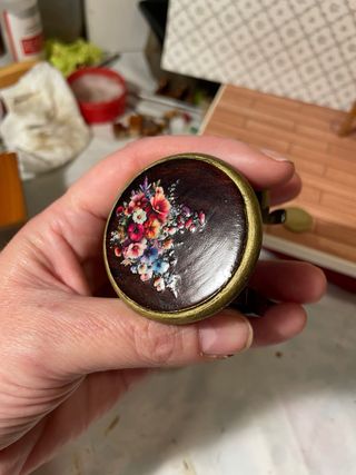 Tavolino miniatura legno scuro con fiori
