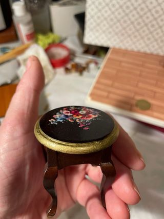 Tavolino miniatura legno scuro con fiori