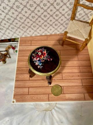 Tavolino miniatura legno scuro con fiori