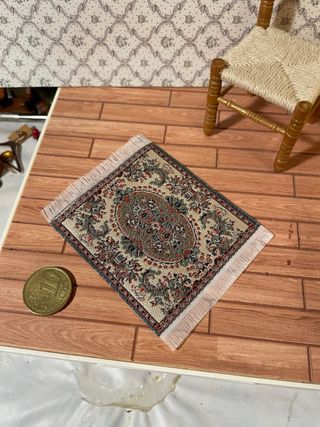 Tappeto piccolo beige per casa delle bambole