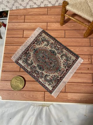 Tappeto piccolo beige per casa delle bambole