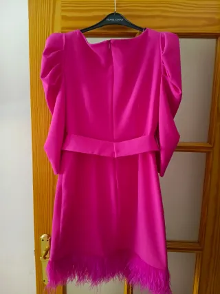 Vestido fiesta fucsia con plumas