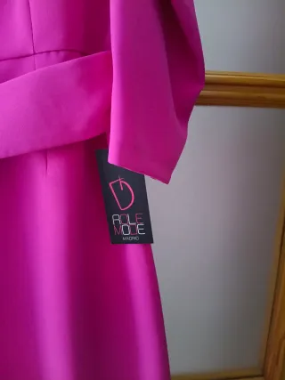 Vestido fiesta fucsia con plumas