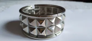 Brazalete plateado con tachuelas
