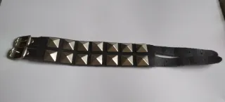 Pulsera de cuero con tachuelas plateadas