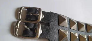 Pulsera de cuero con tachuelas plateadas