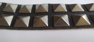 Pulsera de cuero con tachuelas plateadas