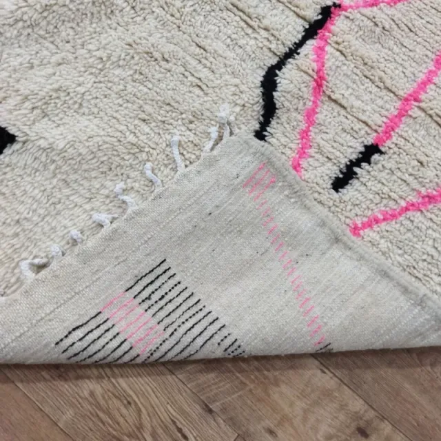 Alfombra de lana beige y rosa