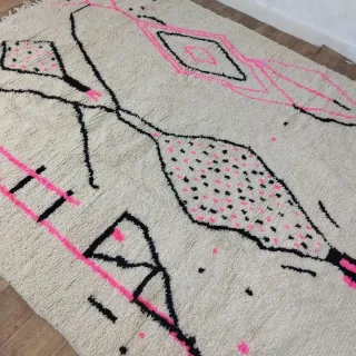 Alfombra de lana beige y rosa