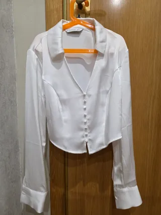 Blusa Stradivarius blanca manga larga. Satén.